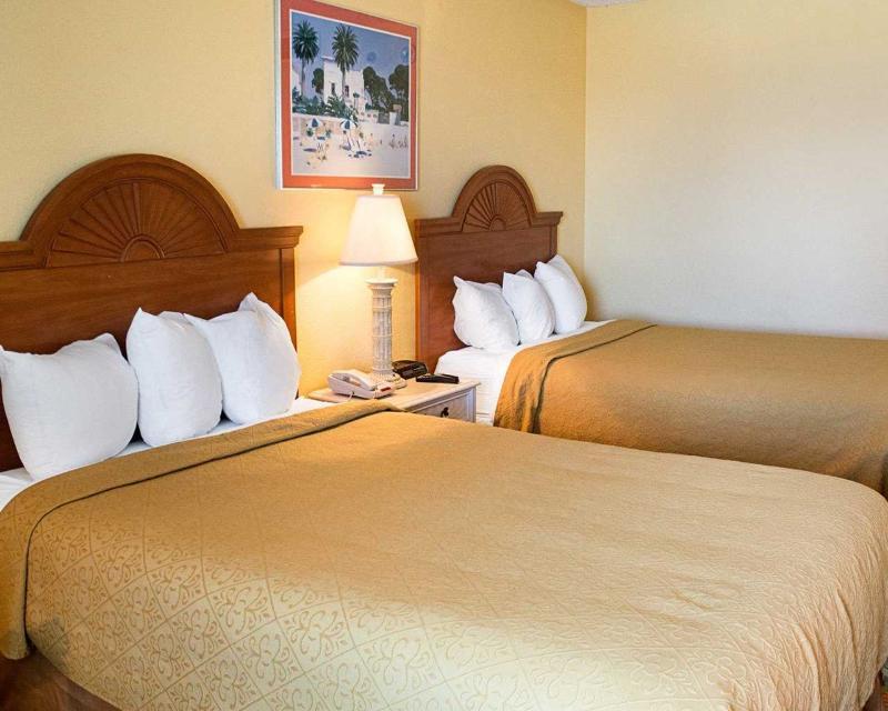 Quality - Danville East Hotel 2*
