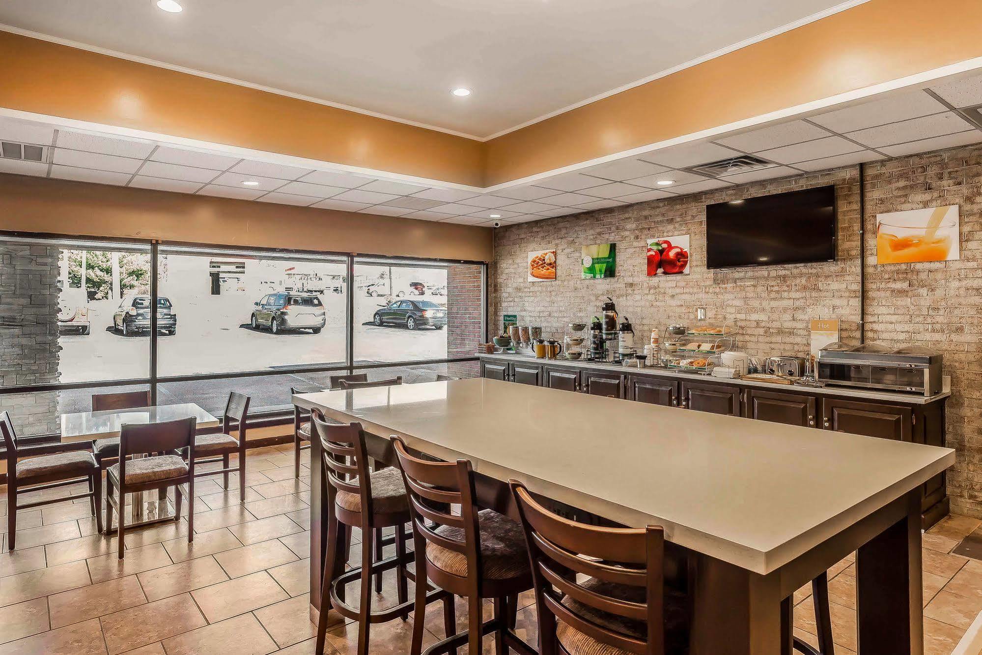 Hotel Quality - Danville East South Boston