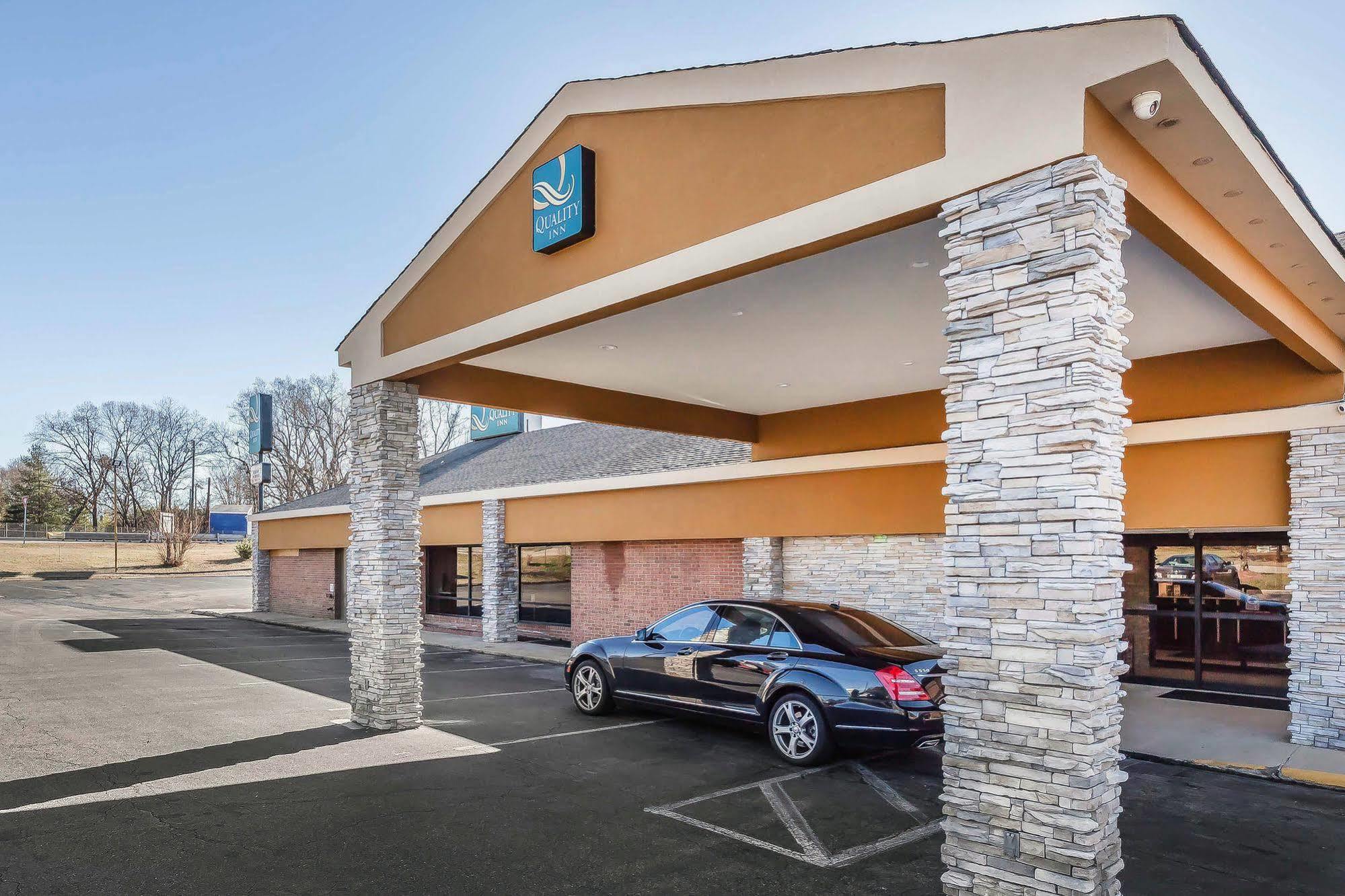 Quality - Danville East Hotel 2*