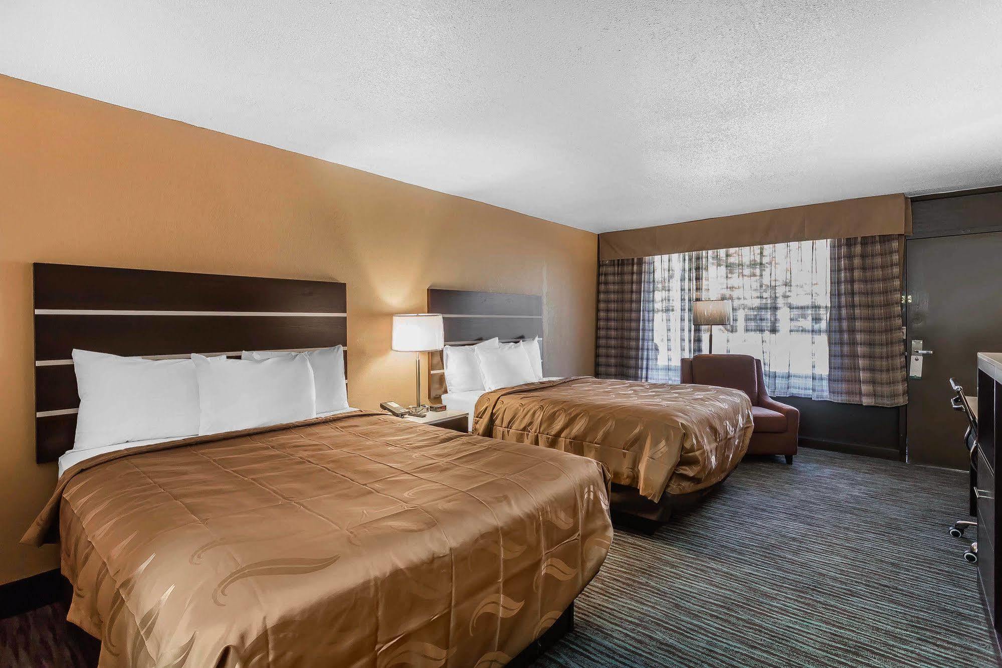 Quality - Danville East Hotel 2*